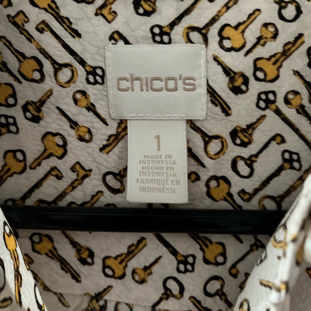 Chicos top size 1 button front key design print career shirt for women